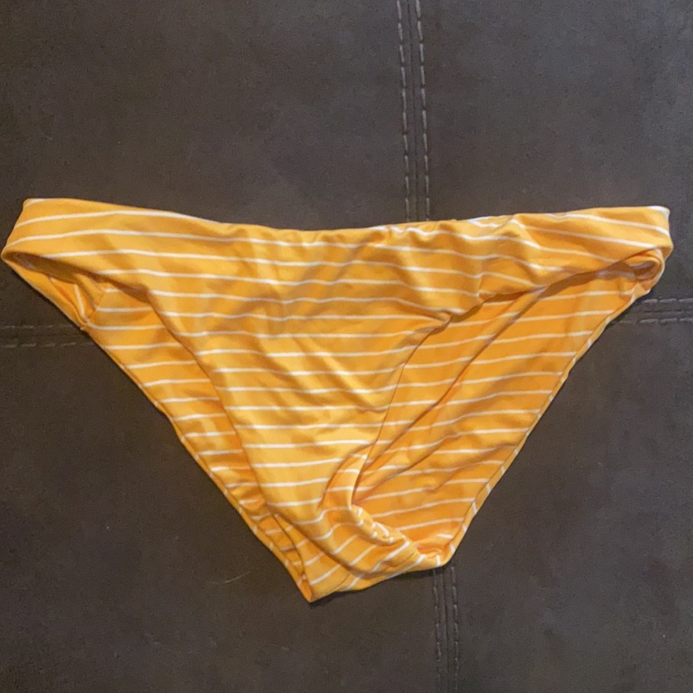 Bikini - Picture 3 of 3